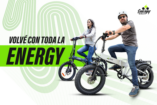 Persona en e-bike moviéndose por Medellín o Bogotá hacia su trabajo o universidad.